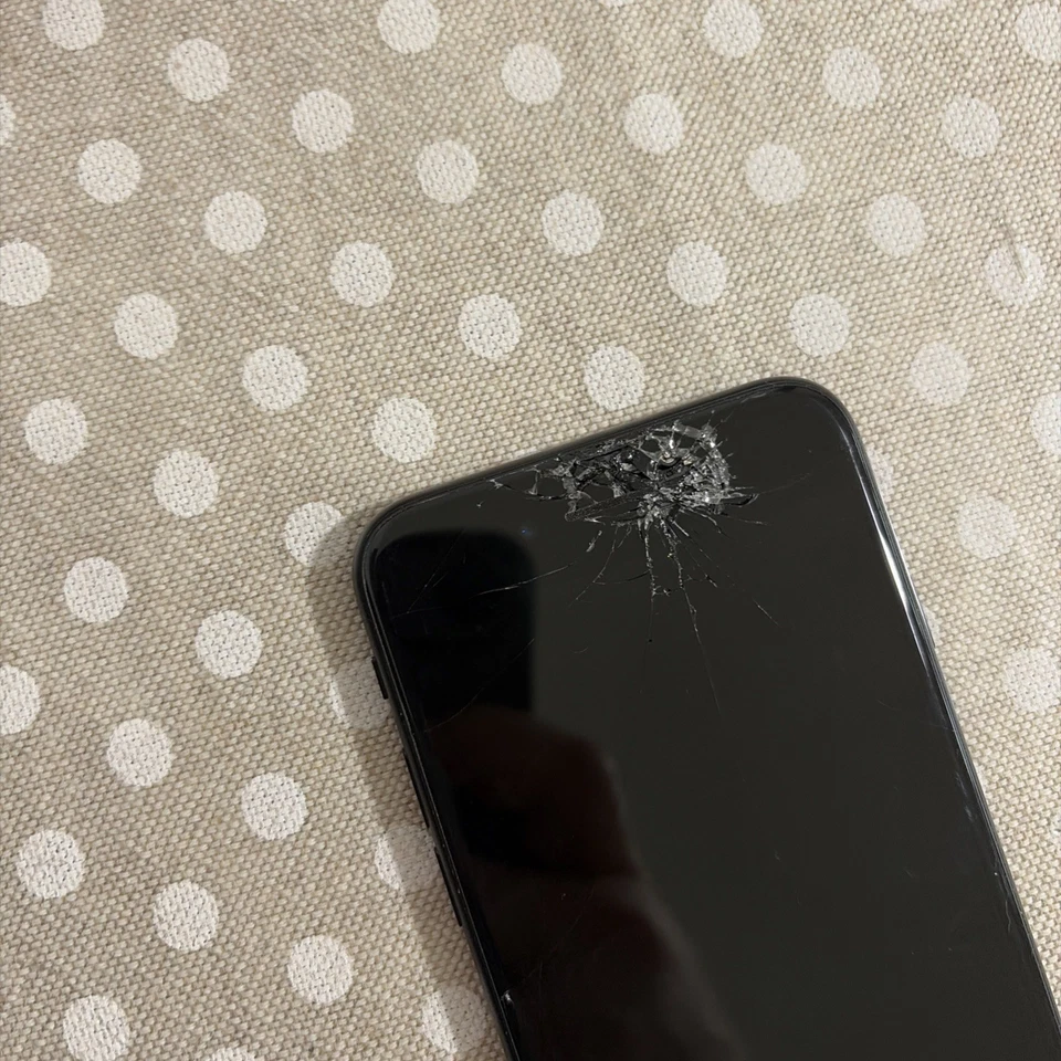 Apple iPhone SE 2nd Gen Nero Black 4247 - Immagine 2 di 4