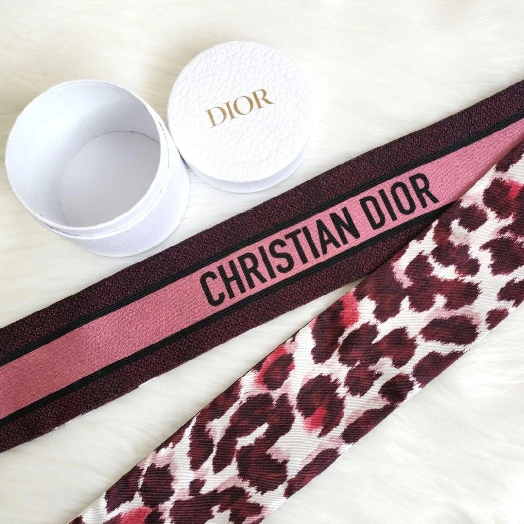 Foulard en soie imprimé léopard rose blanc rouge CHRISTIAN DIOR 2,36 x 41,34 pouces