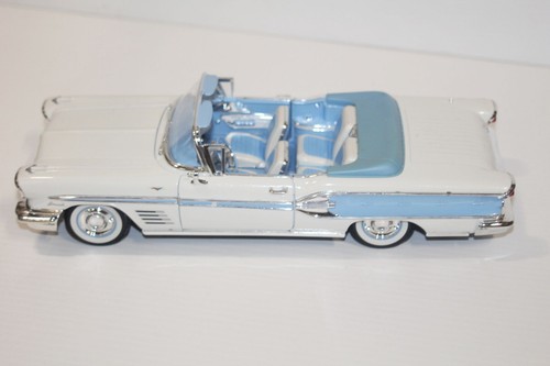 Road Signature 1958 Pontiac Bonneville scala 1:18 bianco e blu pressofuso Deluxe - Foto 7 di 10