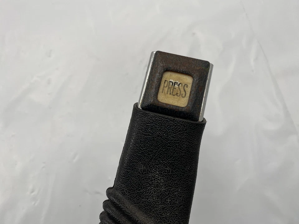 Fivela de extremidade do cinto de segurança fêmea dianteiro direito passageiro Jeep Wrangler YJ 1991-1995 OEM - Imagem 2 de 4