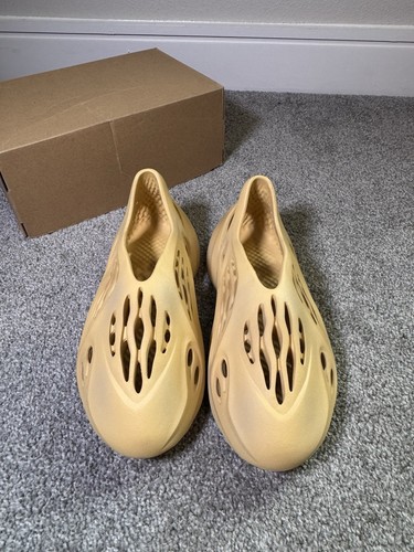 Size 9 - adidas Yeezy Foam RNNR Desert Sand - GV6843 BRAND NEW Mens - Picture 3 of 6