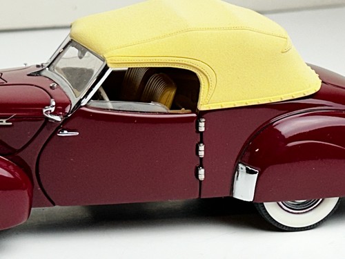 Franklin Mint 1:24 Scale 1940 Packard Darrin Convertible - Picture 6 of 24