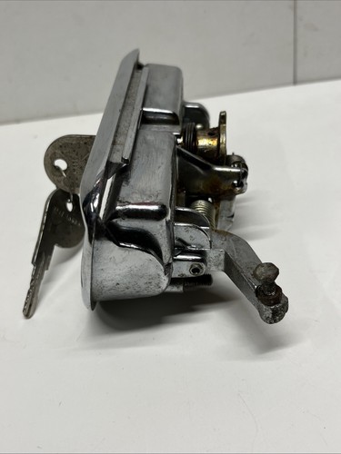 Alfa Romeo GTV - Original Exterior Door Handle, Left Side. Used With Keys - Picture 4 of 7