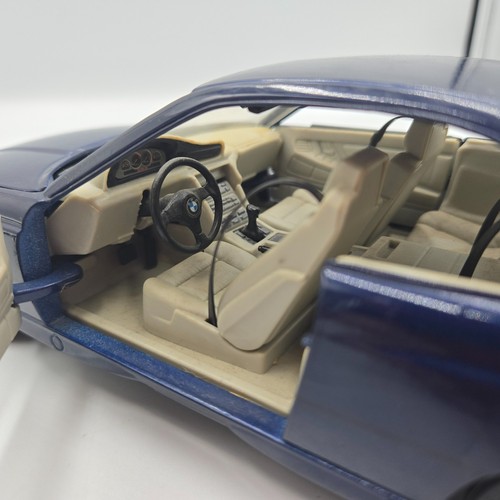 Maisto 1:18 Dark Blue 1990 BMW 850i - Picture 4 of 7