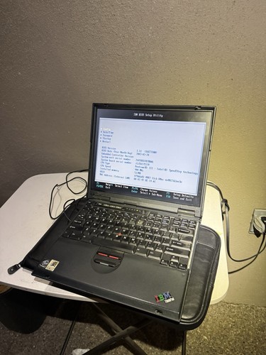 IBM ThinkPad T22 14" Laptop 2647-8EU Intel Pentium III-M. Turns on, No Hard Driv