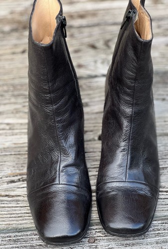 Ann Demeulemeester schwarze Lederstiefel eckige Zehenpartie seitlicher Reißverschluss 37,5 Bananenabsatz 90er - Bild 4 von 23