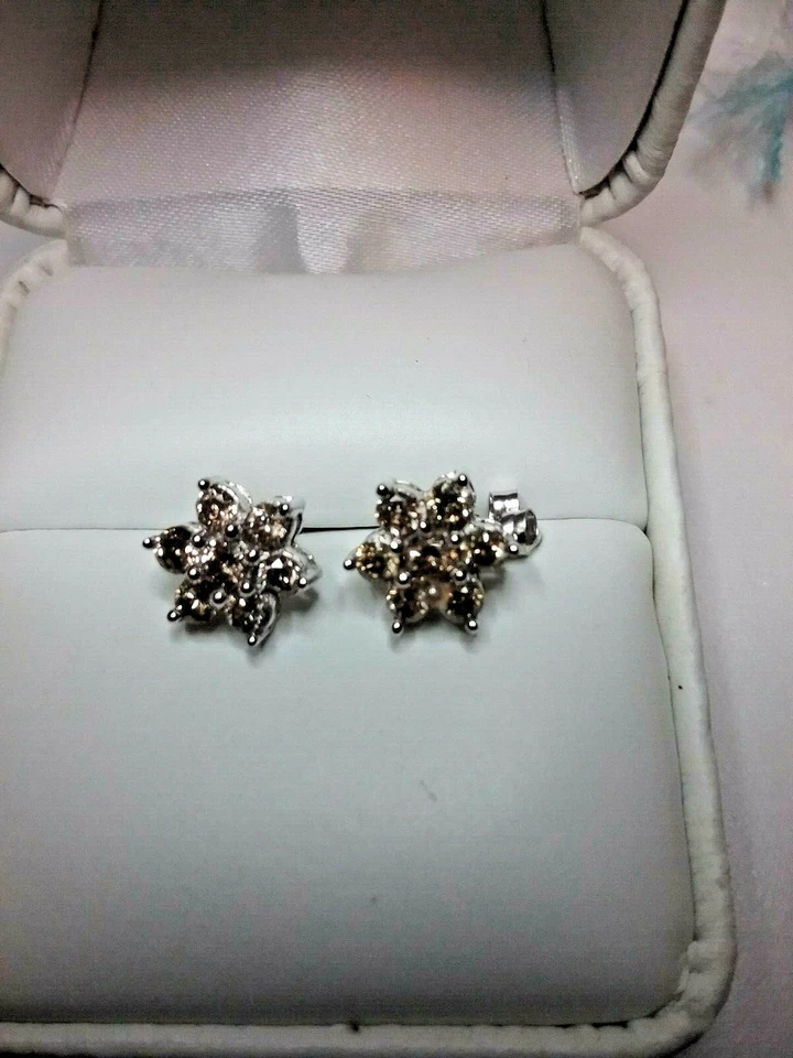 Tachuelas de diamantes con racimo de champán de oro de 14 K Foto 4 de 4