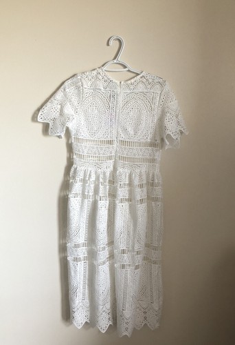 Neu mit Etikett Chicwish weißes Midikleid mit Häkelspitze – Small - Bild 9 von 9