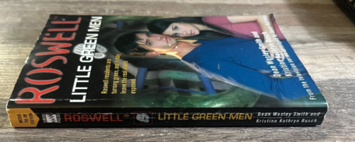 PB- ROSEWELL Little Green Men by Dean Smith TV Series VINTAGE 2002 First Edition - Imagen 3 de 3