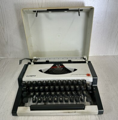 Olympia Traveller De Luxe S Typewriter Compact Writing Equipment W/ Case