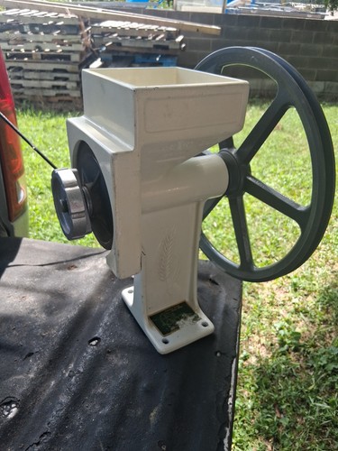 Vintage Country Living Hand Crank Grain Mill Wheat Grinder