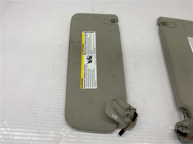 Солнцезащитные козырьки для водителя и пассажира GMC Yukon 2007-2014 годов выпуска серые с подсветкой от оригинального производителя - Изображение 3 из 4