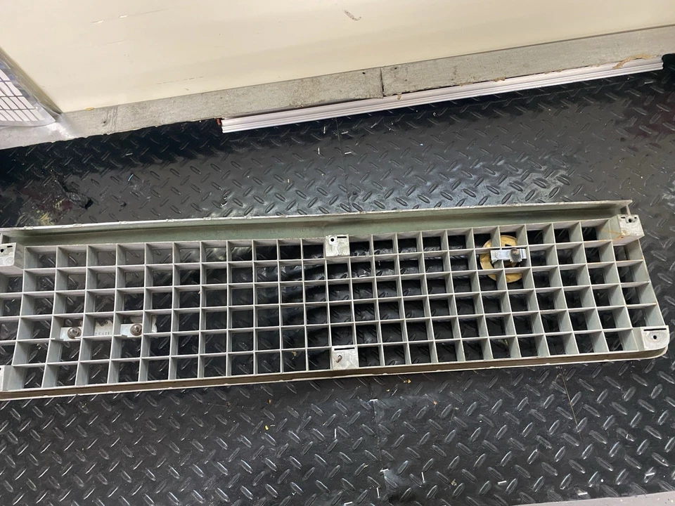 OEM 1989-1991 Cadillac Deville Fleetwood Grille Grill 25531908 - Image 4 of 4