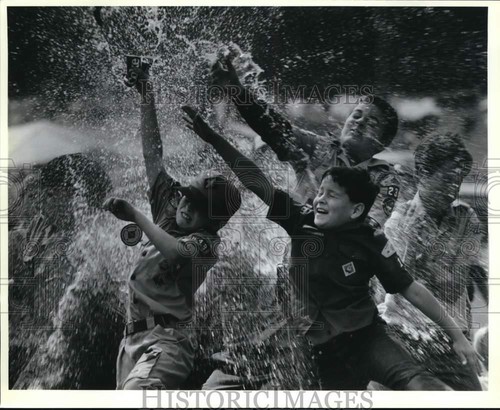 1989 Press Photo Boy scouts getting splashed with water - saa61029