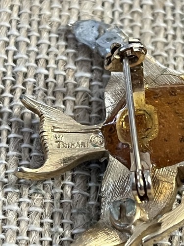 Vintage crown Trifari angel fish brooch pin - Picture 8 of 9