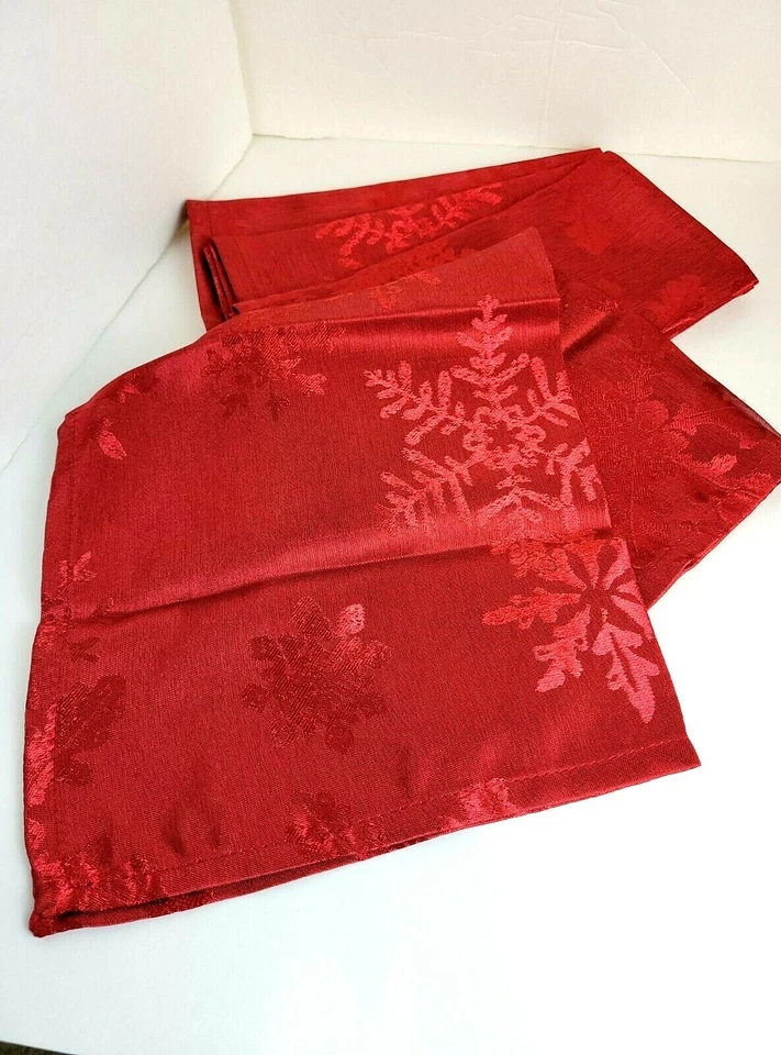 Four (4) THRESHOLD™ Jacquard Red 100% Polyester CLOTH NAPKINS from Target - NEW - Image 3 of 4