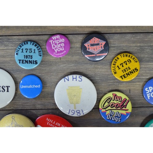 Completely Random Vintage Button Pin Lot Various Whatevers Bag Gear - Picture 2 of 5