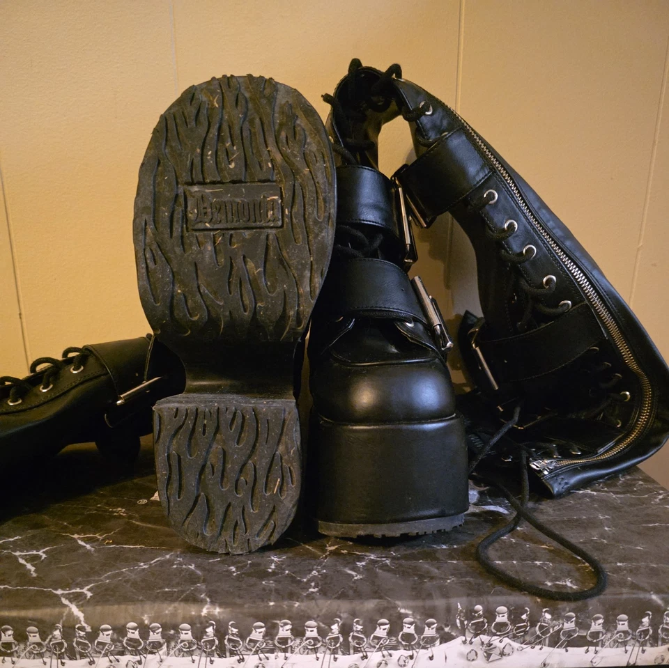 Botas com cadarço Demonia CAMEL-305 altura da coxa, preto, salto robusto 5", tamanho 7 - Imagem 3 de 3