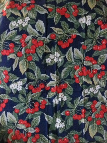 Tela novedosa Fruit Market de Hoffman Inter Cherries en algodón azul marino de colección 22 x36" - Imagen 2 de 5
