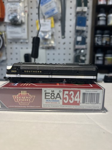 Spur N BLI EMD E8 Diesellok. Southern Railway Rd # 2925. DC/DCC Sound.