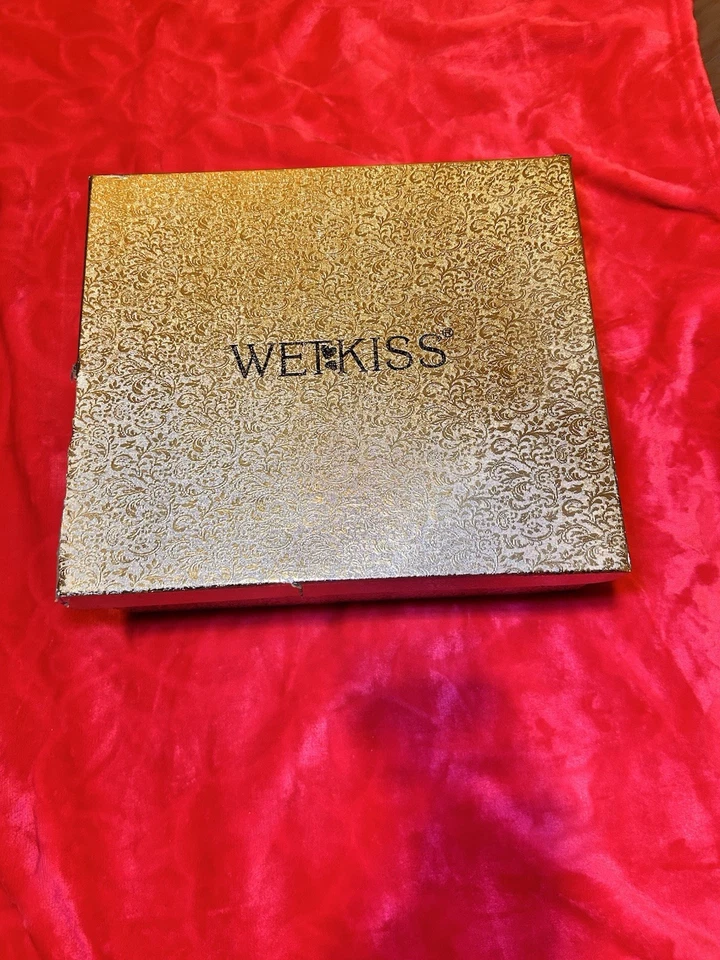 Caja de regalo de lujo Wetkiss diseño con textura dorada Foto 2 de 4