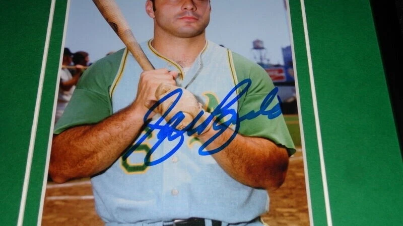 Expositor de fotos firmado por Sal Bando 12x18 A's Foto 2 de 2