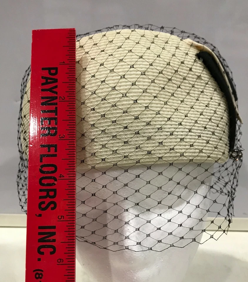 Chapéu feminino feito à mão década de 1950 vintage marfim e preto caixa de comprimidos com véu preto J1 - Imagem 2 de 4