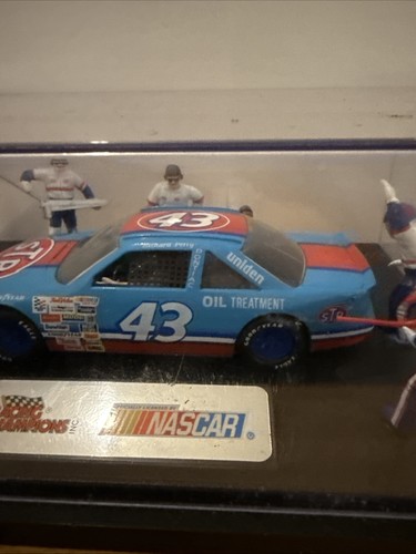 Richard Petty Pit Crew - Pontiac Grand Prix STP - Racing Champions In Plexiglass - Picture 4 of 10