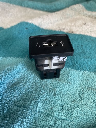 Fiat Grande Punto/ 500/ Panda Usb Port (735429751) Ek6 - Picture 3 of 11