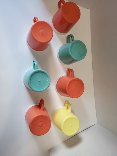 Set 7 tazzine da caffè vintage MCM in plastica termoisolate colorate picnic retrò - Foto 5 di 7