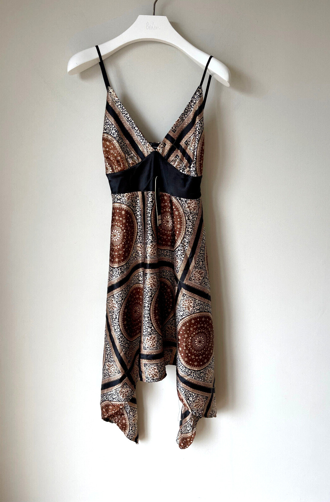 Satinkleid braun Paisley Blumenmuster asymmetrisch hoher niedriger Saum MISO UK 12 ❤️ BRANDNEU MIT ETIKETT