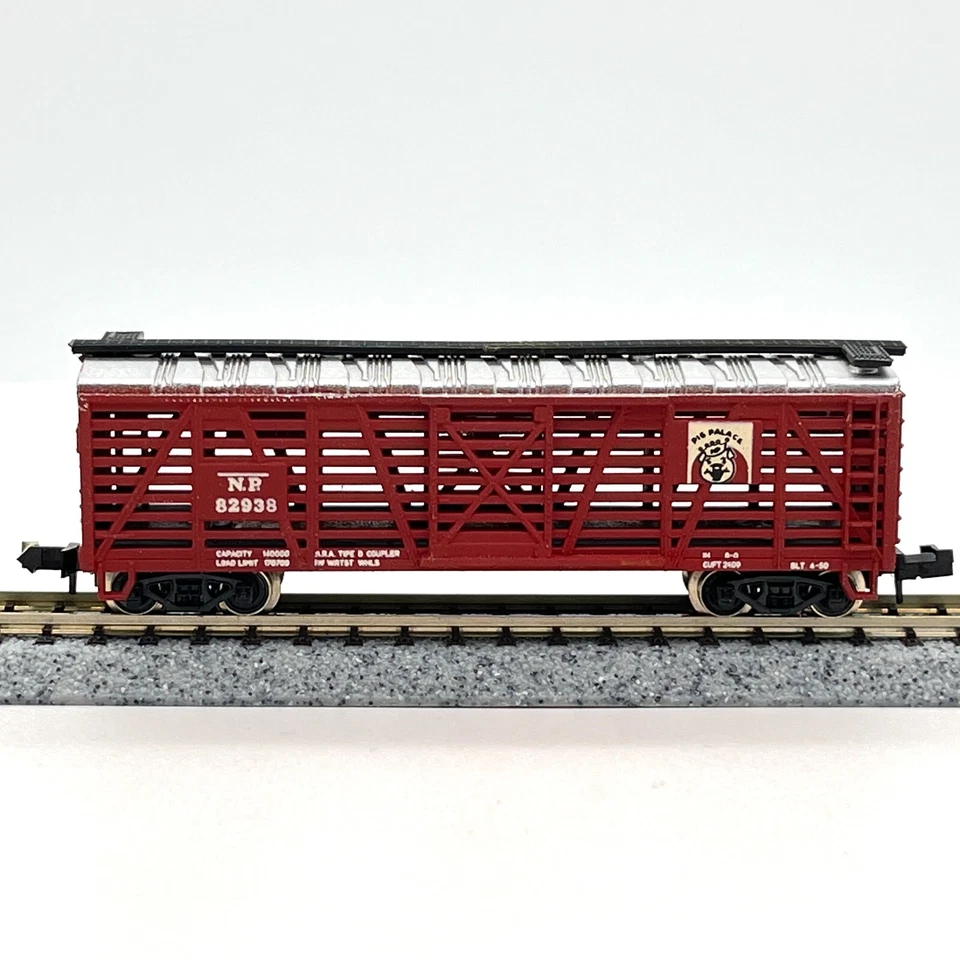 Model Power 3442 Northern Pacific Pig Palace Stock Car NP 82938 N Scale - Image 3 of 4
