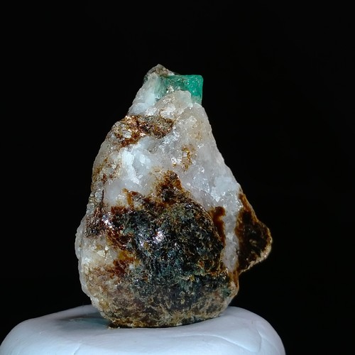 Emerald crystal in Biotite Mica Schist matrix natural mineral specimen 62.2ct - Picture 6 of 6
