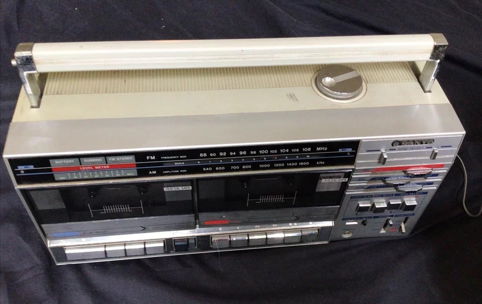 Blast From The Past: 1980s Sanyo M W22 Radio AM/FM Doble Cassette Boom Box Foto 2 de 4