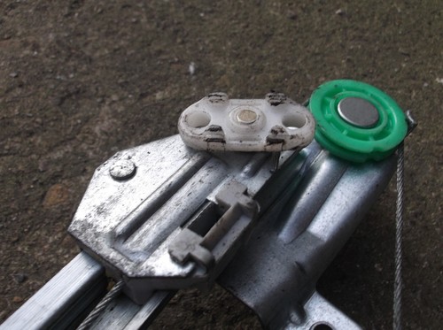 VAUXHALL ASTRA MK3 DRIVERS SIDE REAR MANUAL WINDOW REGULATOR / WINDER RIGHT HAND - Picture 4 of 8