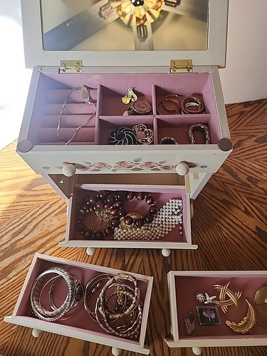 Vintage wooden chest for jewelry with dainty floral. (JB 4) Made in Tawain - Picture 3 of 9