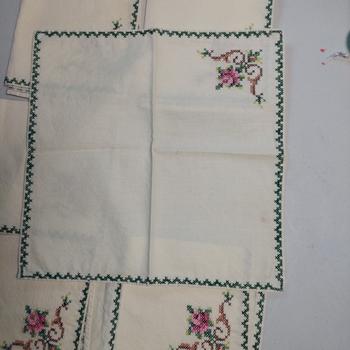 6 Vintage handbestickte Baumwollservietten Kreuzstich Rose Blumen 10" Quadrat - Bild 10 von 10