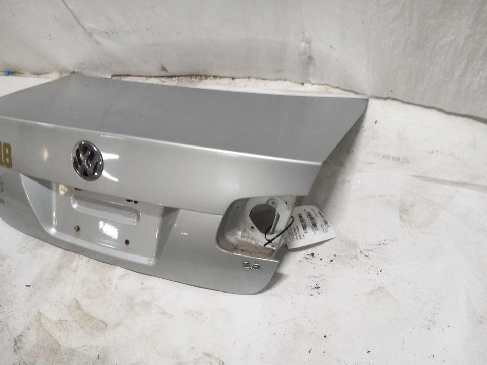 VOLKSWAGEN JETTA S 2008-2010 MONTAJE TAPA MALETERO Foto 2 de 4