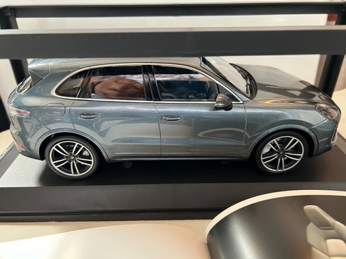 Porsche Cayenne Turbo S Blau 2017.Minichamps 1:18 .300 pcs .2 Magazine Porsche - Bild 16 von 24
