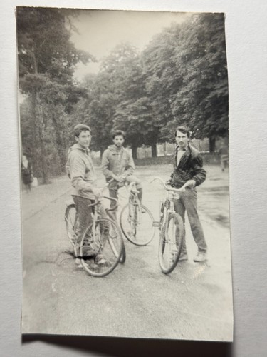 1970s Handsome Students Men Bicycles Vintage Photo Snapshot - 第 6/7 張圖片
