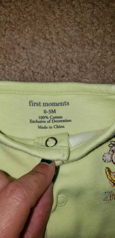 First Moments una pieza frente a presión, verde claro, animales bordados. Talla 0-3... Foto 4 de 4