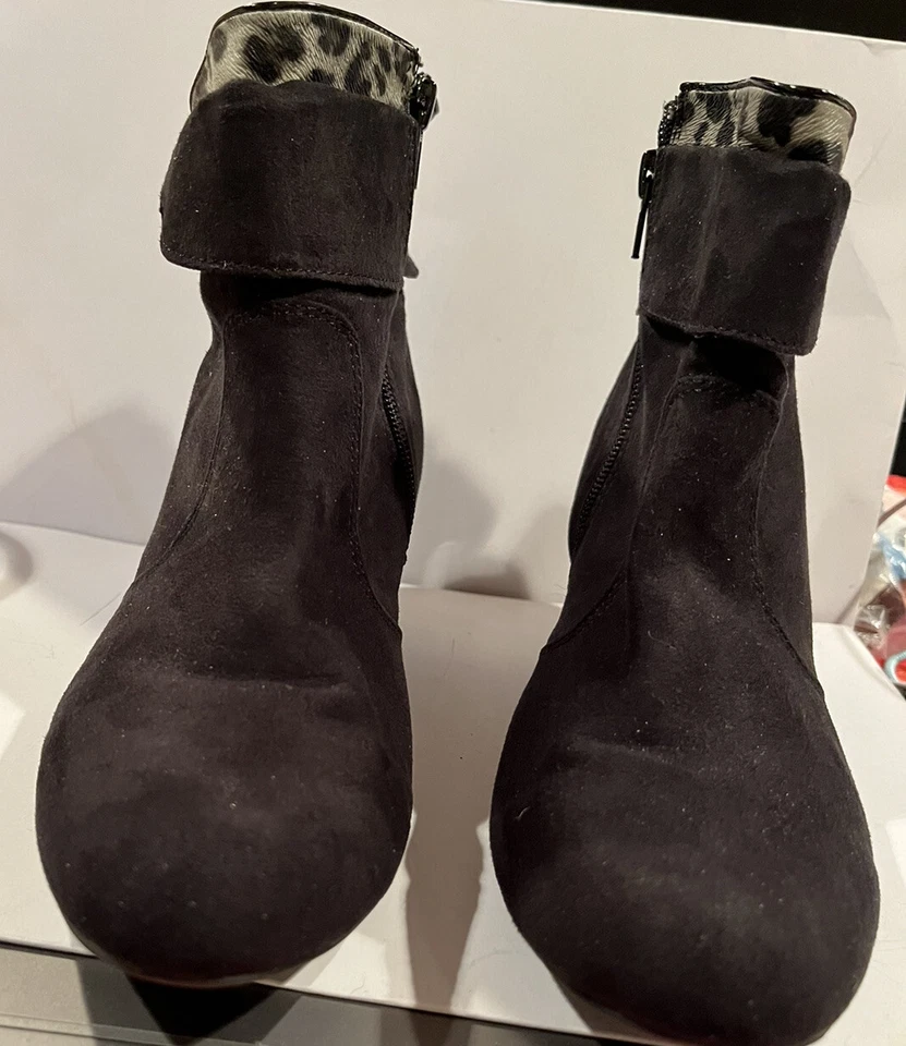 Botas al tobillo Avon Cushion Walk negras imitación gamuza con ribete estampado de leopardo talla 8 Foto 2 de 4