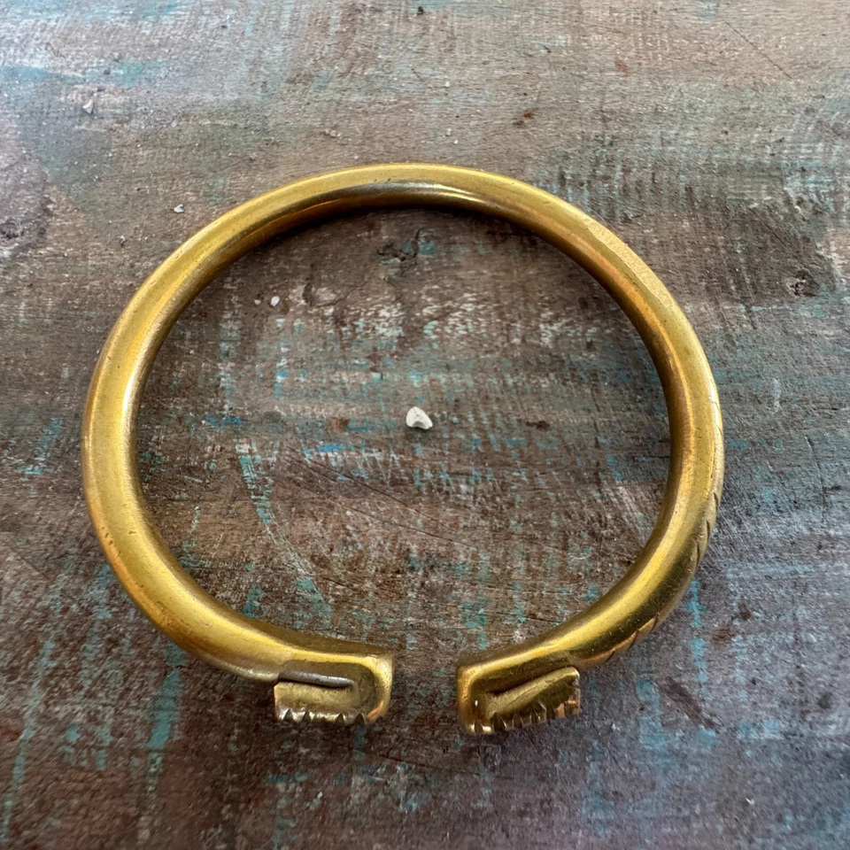 Brazalete antiguo de mano de hombre grabado en latón hecho de colección Kada Foto 2 de 4