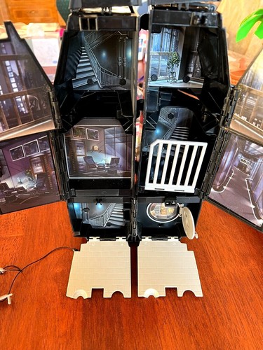 Batman The Dark Knight 'Battle Stations' Batmobile Transforming Playset - 2008 - Picture 5 of 10