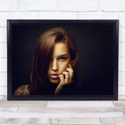 Tanja Portrait Frau Hand Auge intensiver Lippenstift Lippen Model Person Wandkunstdruck