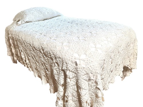 Charming Vintage Hand Crocheted Bedspread Fits Twin Dbl Qn 93 x 93 Exc Cond
