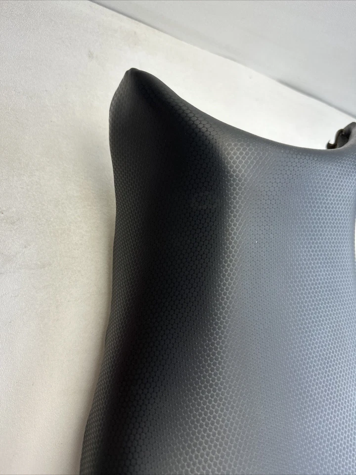 Almohadilla de asiento del conductor delantero Suzuki GSXR750 2006 sillín Pillion 45100-01h00-6 por fabricante de equipos originales Foto 3 de 4