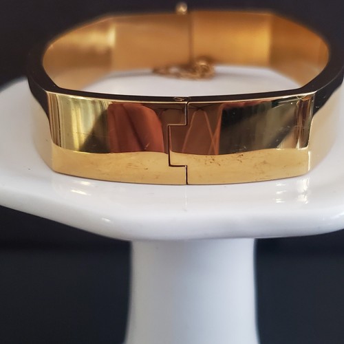 Brazalete Michael Kors Bisagras Rectangular Tono Oro Amarillo Cierre de Seguridad Firmado Nuevo con Etiquetas - Imagen 7 de 10
