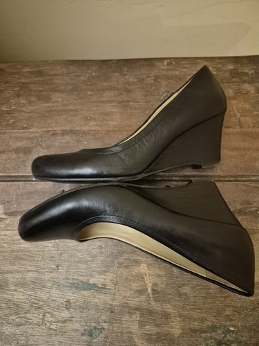 Naturalizer Damen 7,5 W Breite Schwarz Leder Pumps Absatz Keilabsatz Gummisohle - Bild 10 von 12