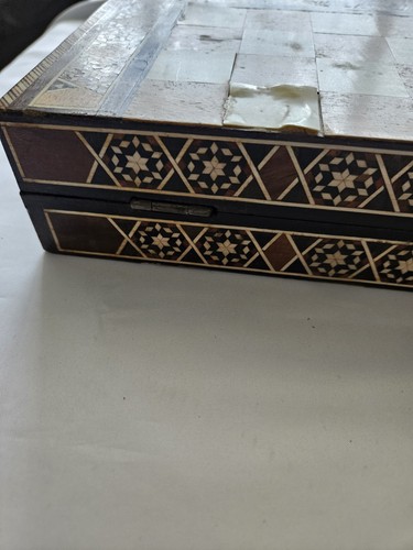 Backgammon-Chess-checkers board Inlaid with various woods and mother of pearl. - Picture 13 of 18